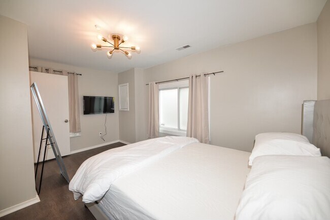 Building Photo - 912 Charlotte St