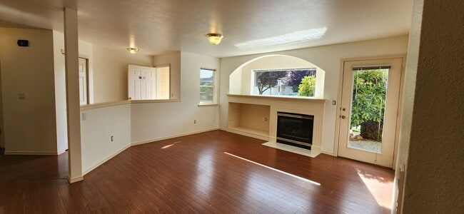 Building Photo - Refreshed 2 bed 2 bath Everett Condo $2099...