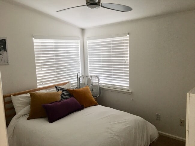 Building Photo - Stylish Townhome in Broadview