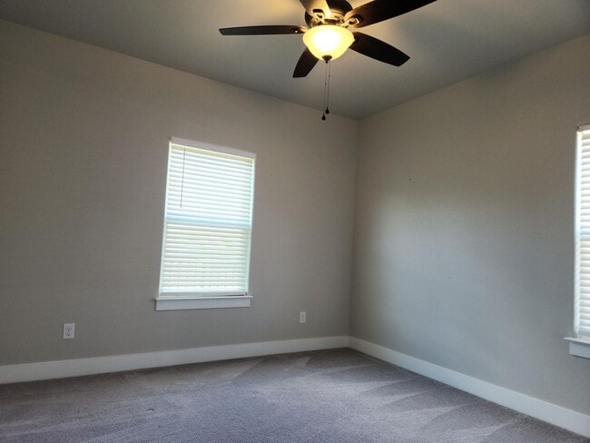 Building Photo - Spacious Home
