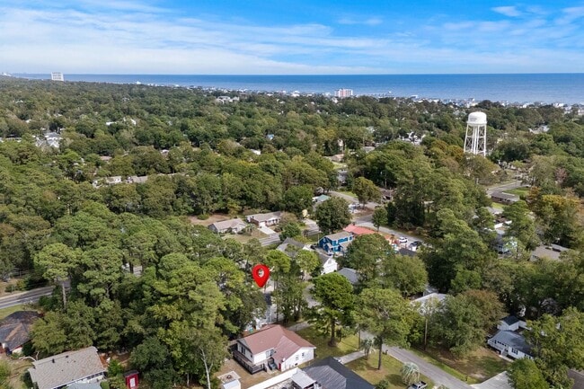 Building Photo - Rent Special if Sign a Lease now or in Feb!! 8 Blocks to the Beach!!