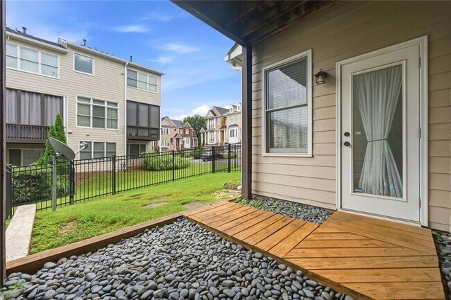 Building Photo - 319 Creekbank Way SE