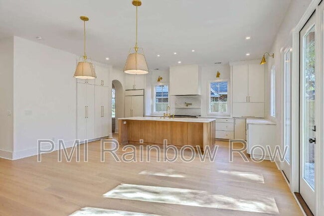 Building Photo - 755 Adluh St