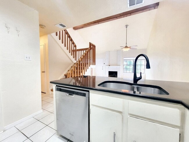 Building Photo - Modern and Cozy 2/BR 2/BA Home in Gated Co...