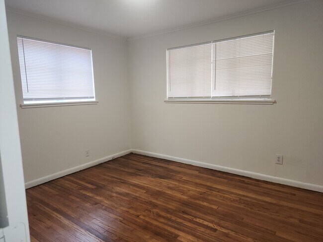 Building Photo - 846 Marilyn St