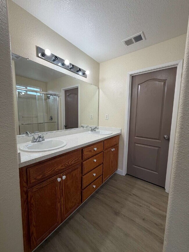 Building Photo - TWO WEEKS FREE RENT  "Charming 4-Bedroom Gem with 2 Full Baths in Merced – Spacious 1,515 Sq Ft H...