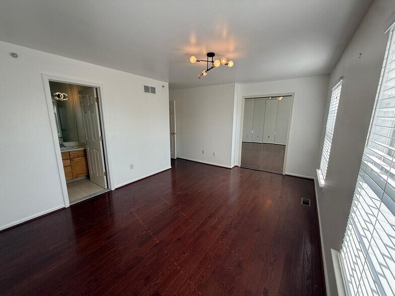 Building Photo - 1372 Village Dr