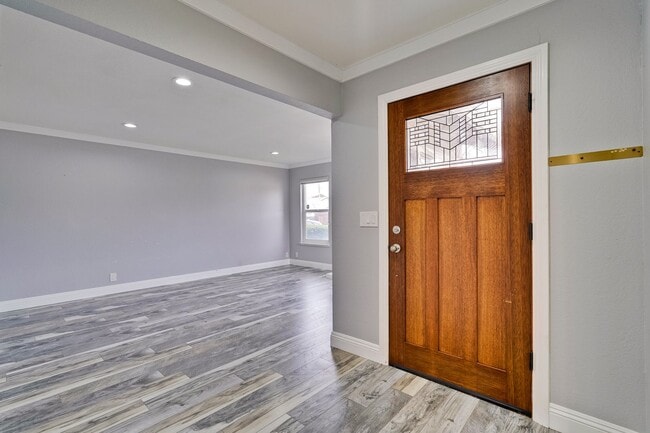 Building Photo - Stunning Single Family Home