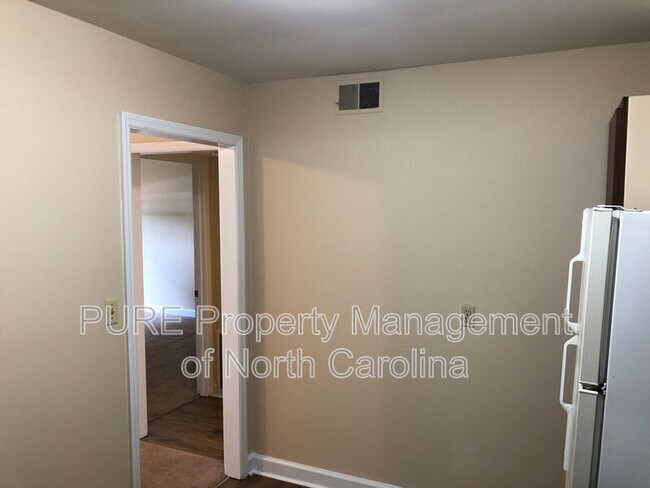 Building Photo - 2804 Carriage Dr