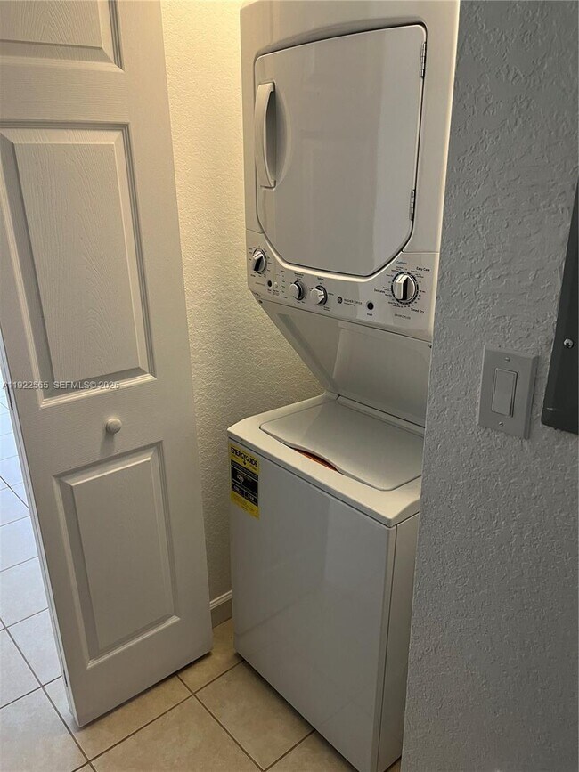 Building Photo - 1550 NE 33rd Ave