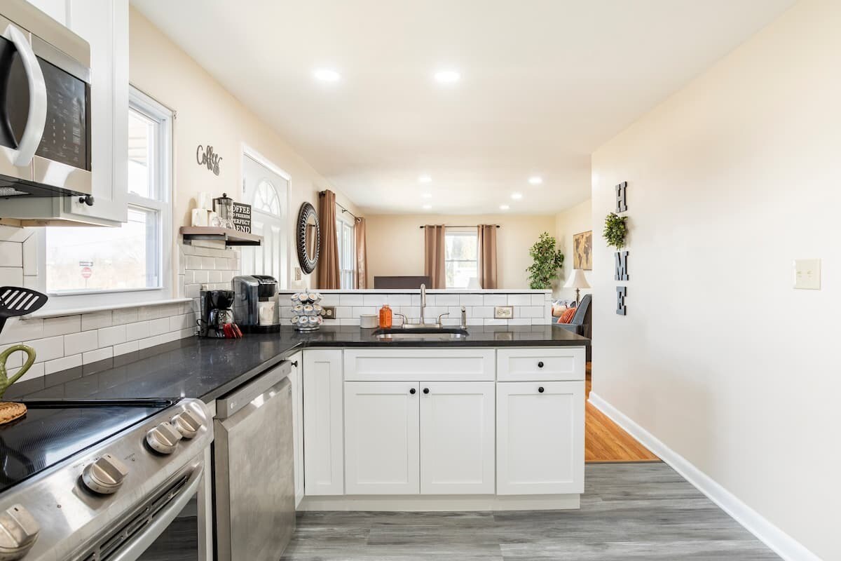 Building Photo - 2346 Pine St