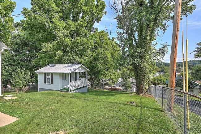 Building Photo - 1050 Delawana St