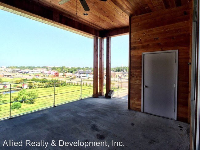 Building Photo - 1525-1585 Forest Lake Dr