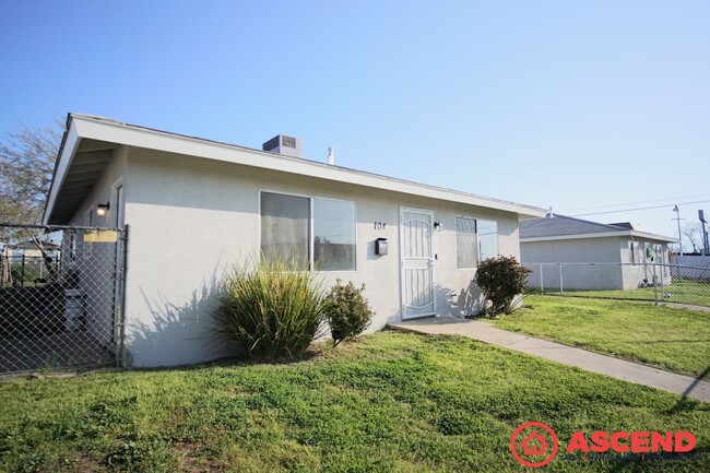 Primary Photo - 104A Warren Ave
