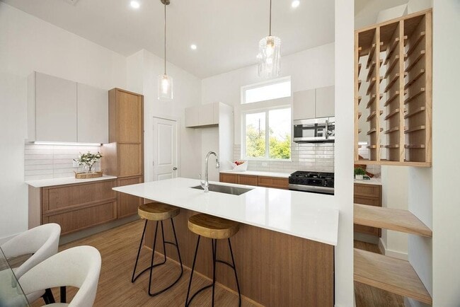 Building Photo - 2121b Hoskins Dr