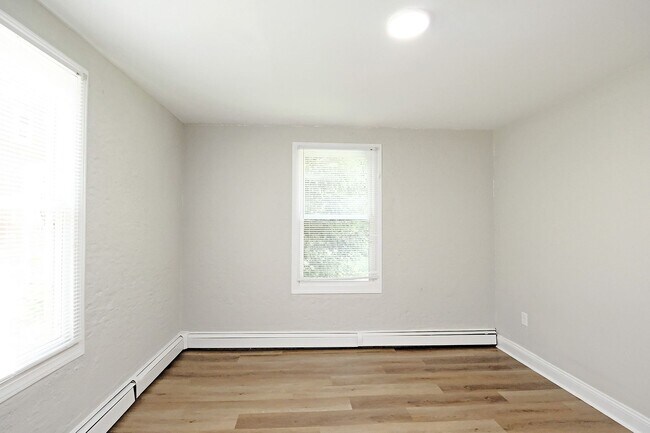 Building Photo - Updated, Pet-Friendly Fry's Spring Duplex - Grad Students Are Welcome!