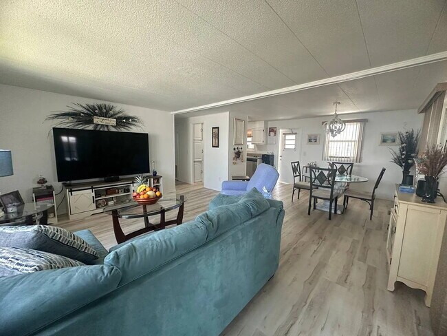 Building Photo - "Charming 2-Bed, 2-Bath Retreat in Nokomis!"