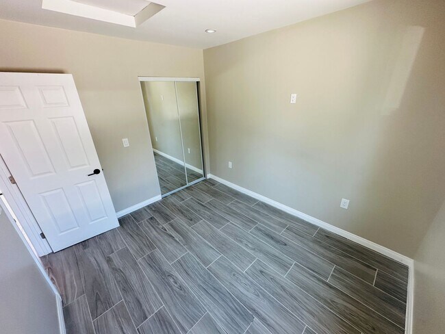 Building Photo - Gorgeous 1BD/1BA all appliances included. Move in ready!!