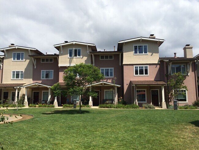 Building Photo - Beautiful Townhouse With Private Master Suite!!