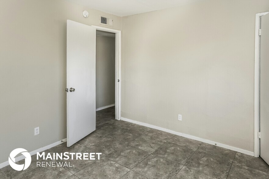 Building Photo - 8209 S 24th Way