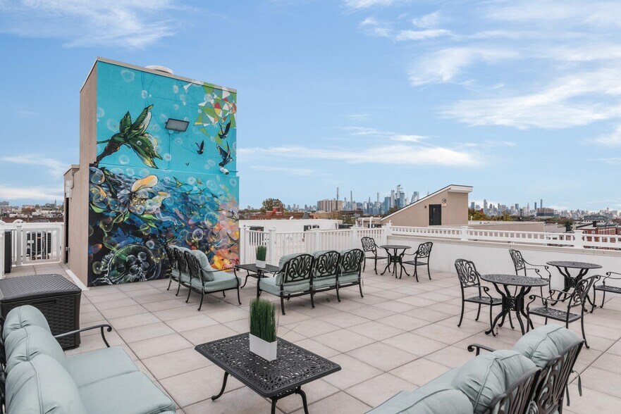 Building Photo - 974 Summit Ave