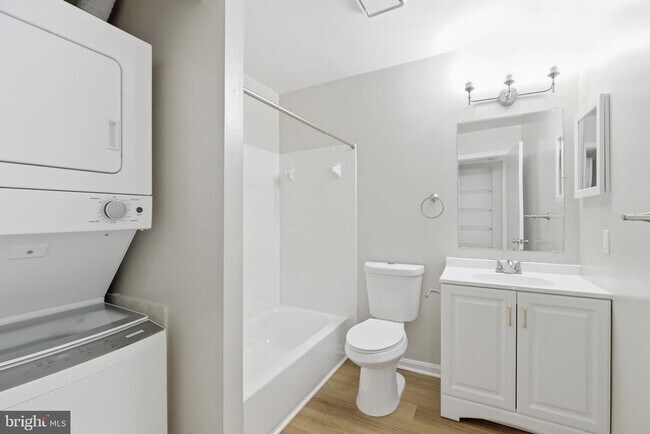 Building Photo - 1647 Carriage House Terrace