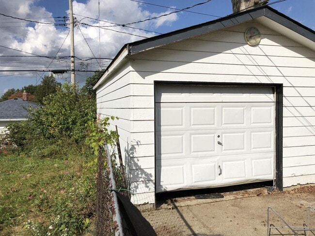 Building Photo - 2806 Klusner Ave