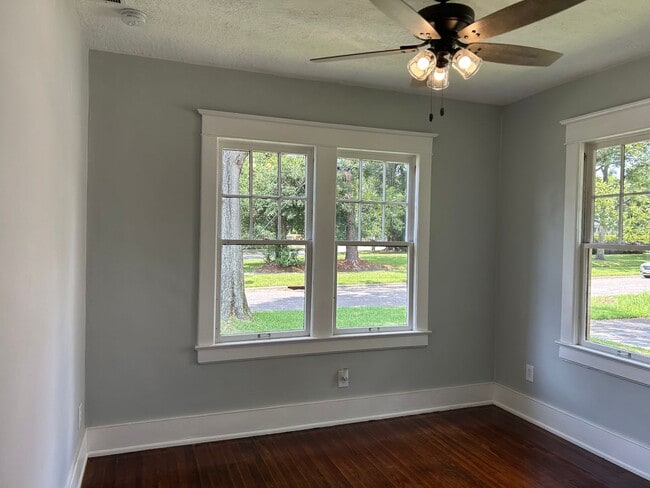 Building Photo - Cozy Newly Renovated Bungalow in Murray Hill!