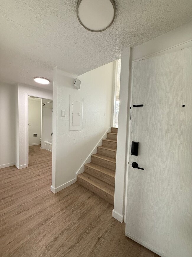 Building Photo - Townhome in North Medford!