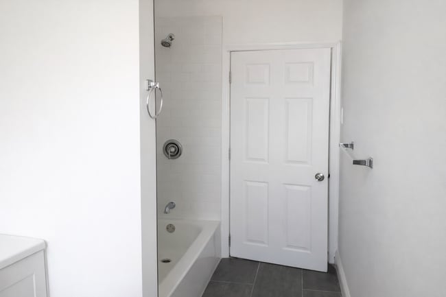 Building Photo - Bright Renovated 2-Bedroom w/ Stainless Kitchen & 1,000 Sq Ft