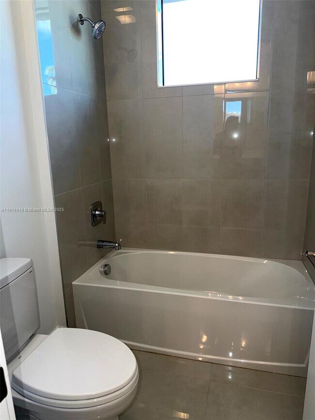 Building Photo - 1438 SW 23rd St