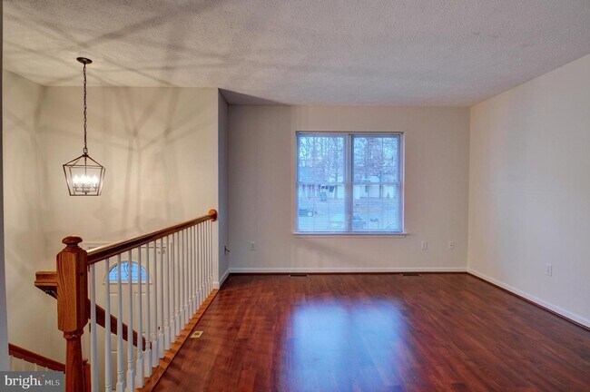 Building Photo - 121 Deer Hill Ct