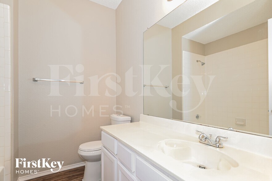 Building Photo - 925 Parkwood Trail