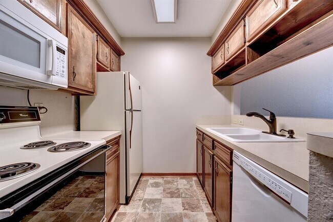 Building Photo - 10 Cypress Fairway Village