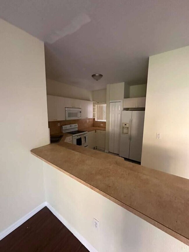 Building Photo - Move-In Ready 3BR/2BA Townhome in Florida City