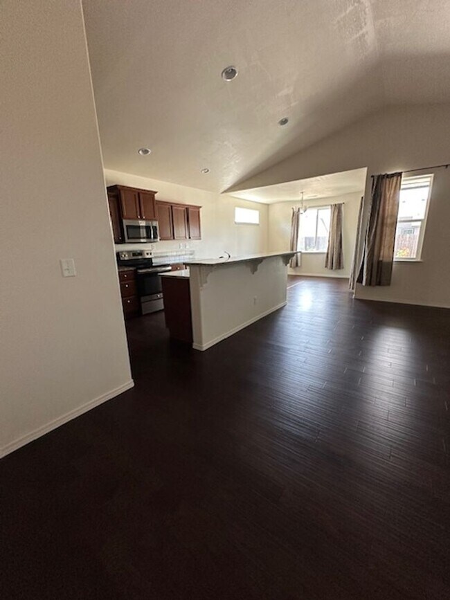 Building Photo - Spacious 3-Bedroom Home with Dedicated Off...