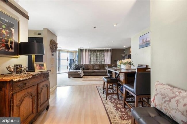 Building Photo - 5213 Le Parc Dr