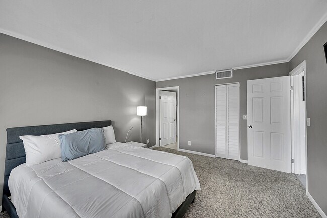 Building Photo - 2920 SW 22nd Ave