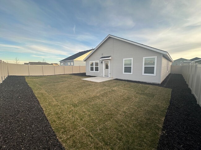 Building Photo - 3bed, 2bath, 1,474Sq.ft. 3-car garage home...