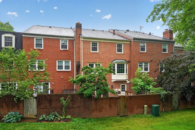 Building Photo - 3-level townhome in sought-after Sycamore Heights