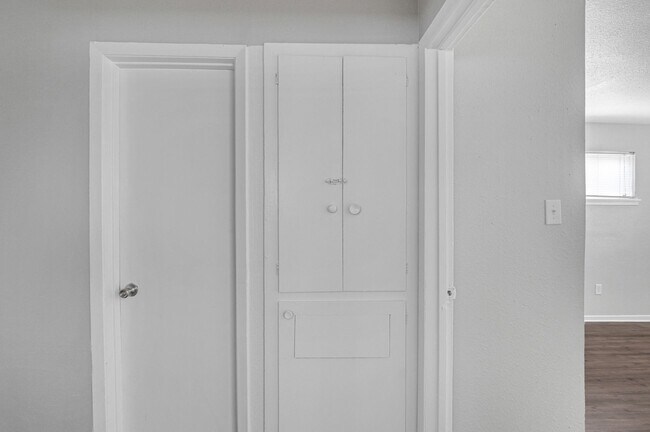 Building Photo - 5708 Pickfair St