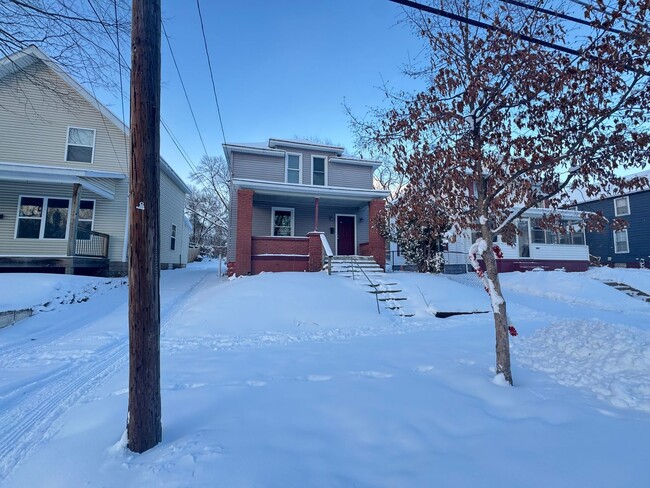 Building Photo - Adorable Three Bedroom Home!