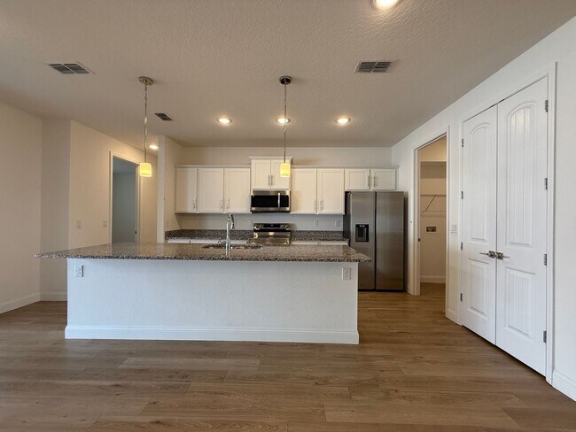 Building Photo - Beautiful 4 bedroom 2 bathroom home