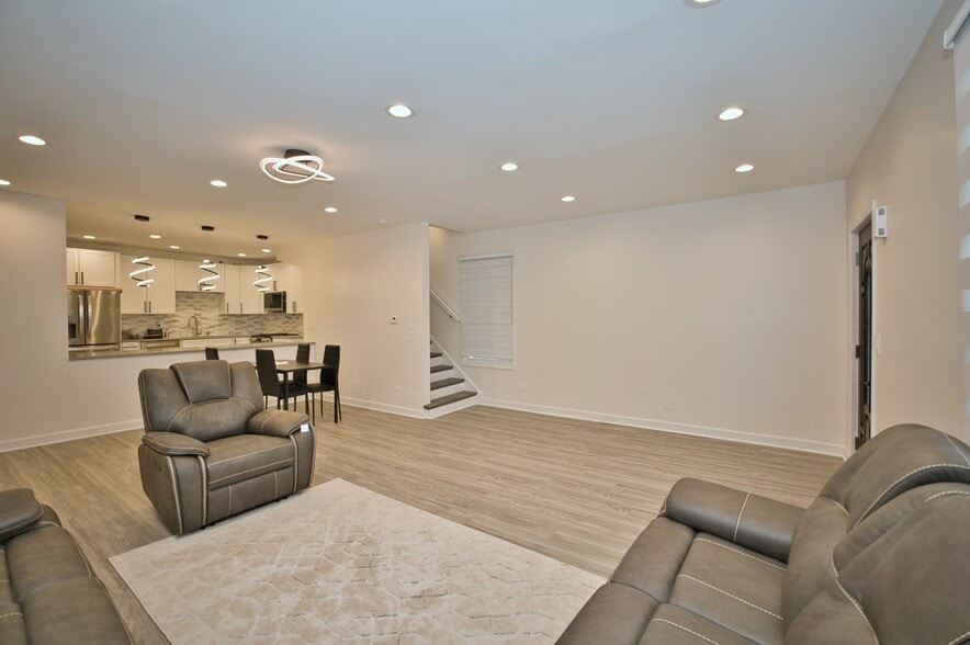 Building Photo - 4616 N Kostner Ave