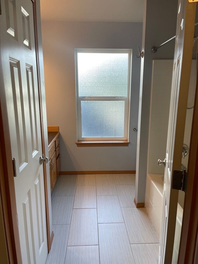 Building Photo - Craftsman Style 3 Bed/2 Bath Home - Bremerton