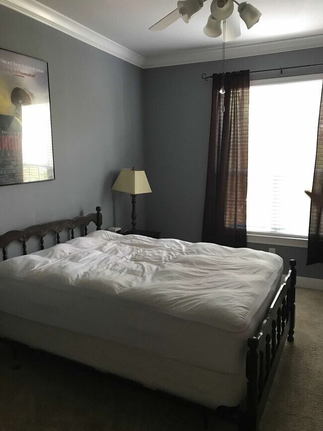 Building Photo - Spacious condo