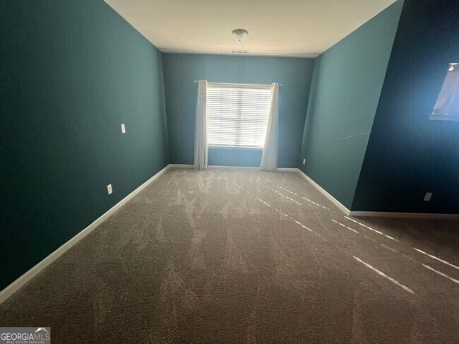 Building Photo - 165 Craines View