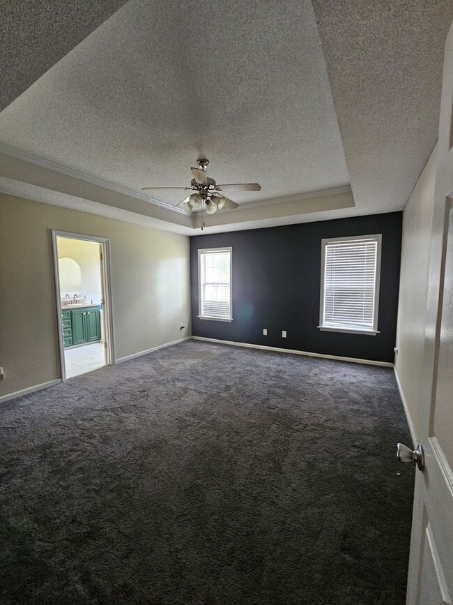 Building Photo - Charm & Convenience