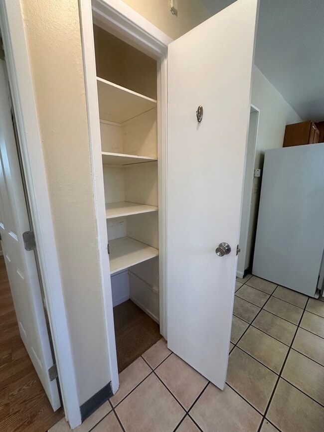 Building Photo - Cozy and Cute 1 Bedroom on Broadway!
