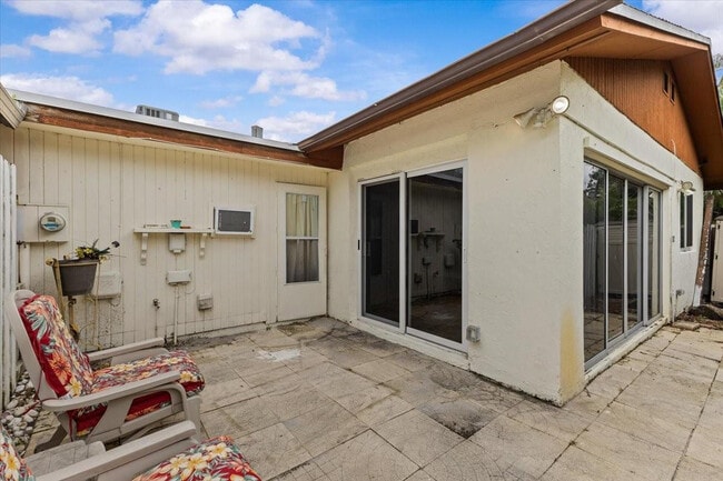 Building Photo - 503 SE 5th Cir